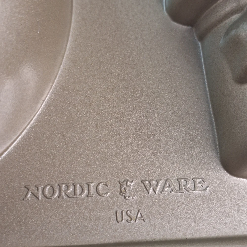 Williams-Sonoma 3D Snowman Cake Pan